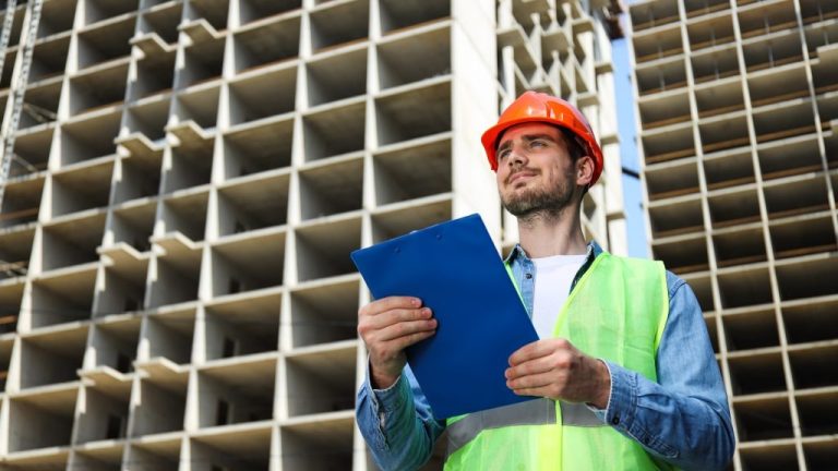 Maestro de Obra mirando la construcción