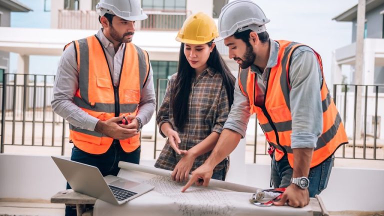Ingenieros mirando los planos del la construcción